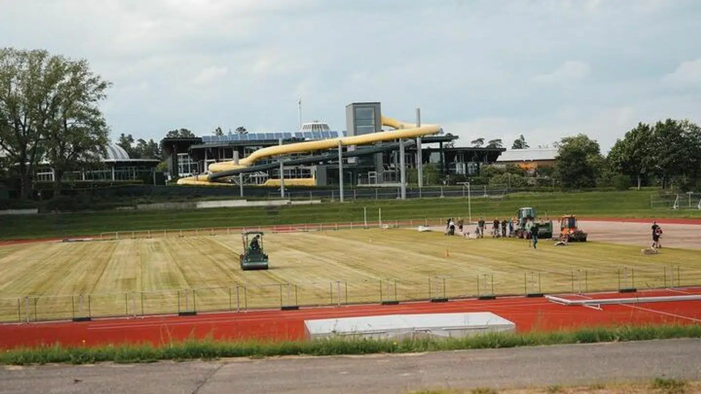 Søndag begyndte banebyggere processen med at udskifte græstæppet i Freudenstadt.