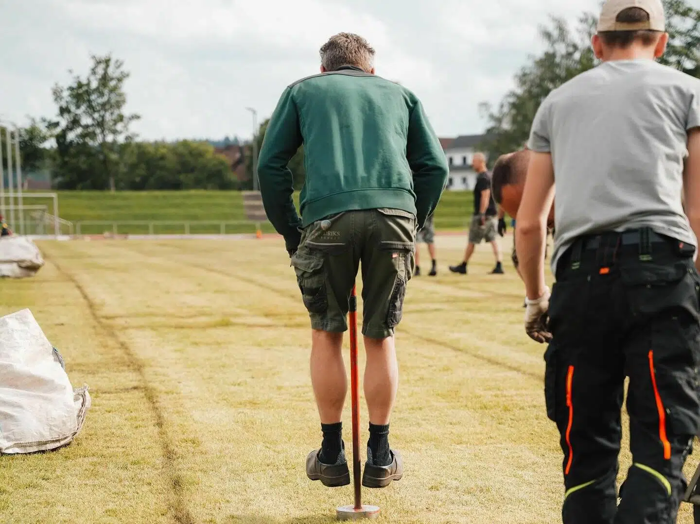 Den nye plæne er gul og tør, men banebyggerne er optimistiske.