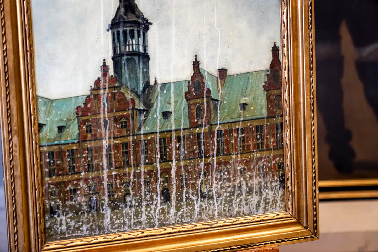 Det beskyttende fernis ligner mælk, der er løbet ned over lærredet. Foto: : Ida Marie Odgaard, Scanpix