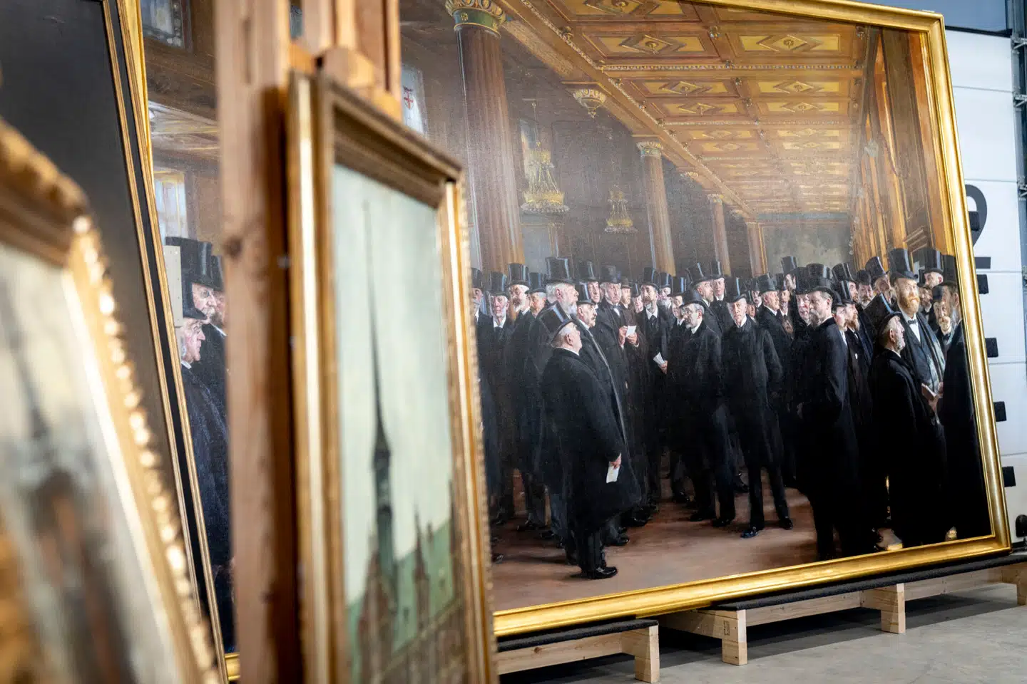 Kunstværker reddet ud fra Børsen under branden vises frem på Nationalmuseets magasin i Vinge tirsdag den 4. juni 2024. Blandt værkerne er P.S. Krøyer-værket 'Fra Københavns Børs' fra 1895. Maleriet forestiller 50 herrer, der havde deres gang på Børsen. Foto: Ida Marie Odgaard, Scanpix
