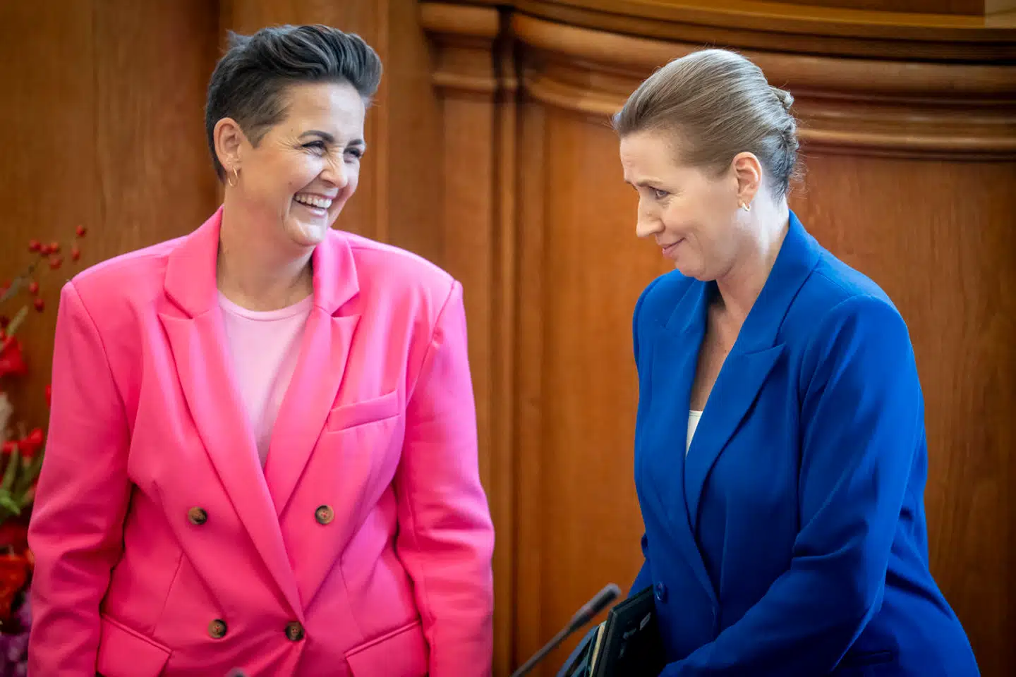 Pia Olsen Dyhr (SF) og statsminister Mette Frederiksen (S) nærmer sig hinanden i meningsmålingerne og kan på søndag blive lige store med hver tre mandater i Europa-Parlamentet.