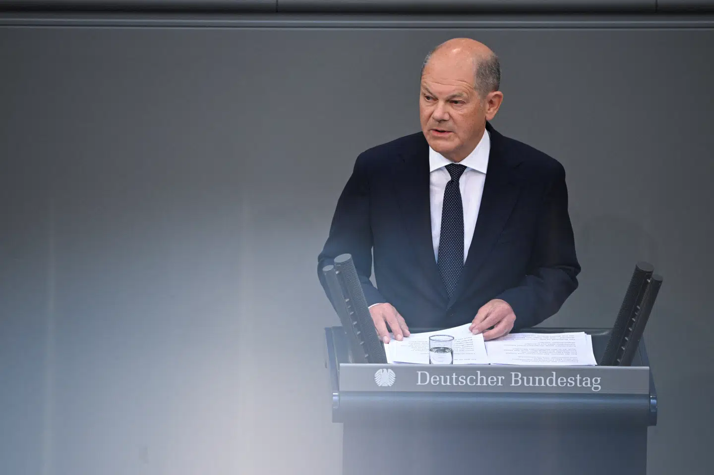 Olaf Scholz taler til det tyske parlament torsdag.