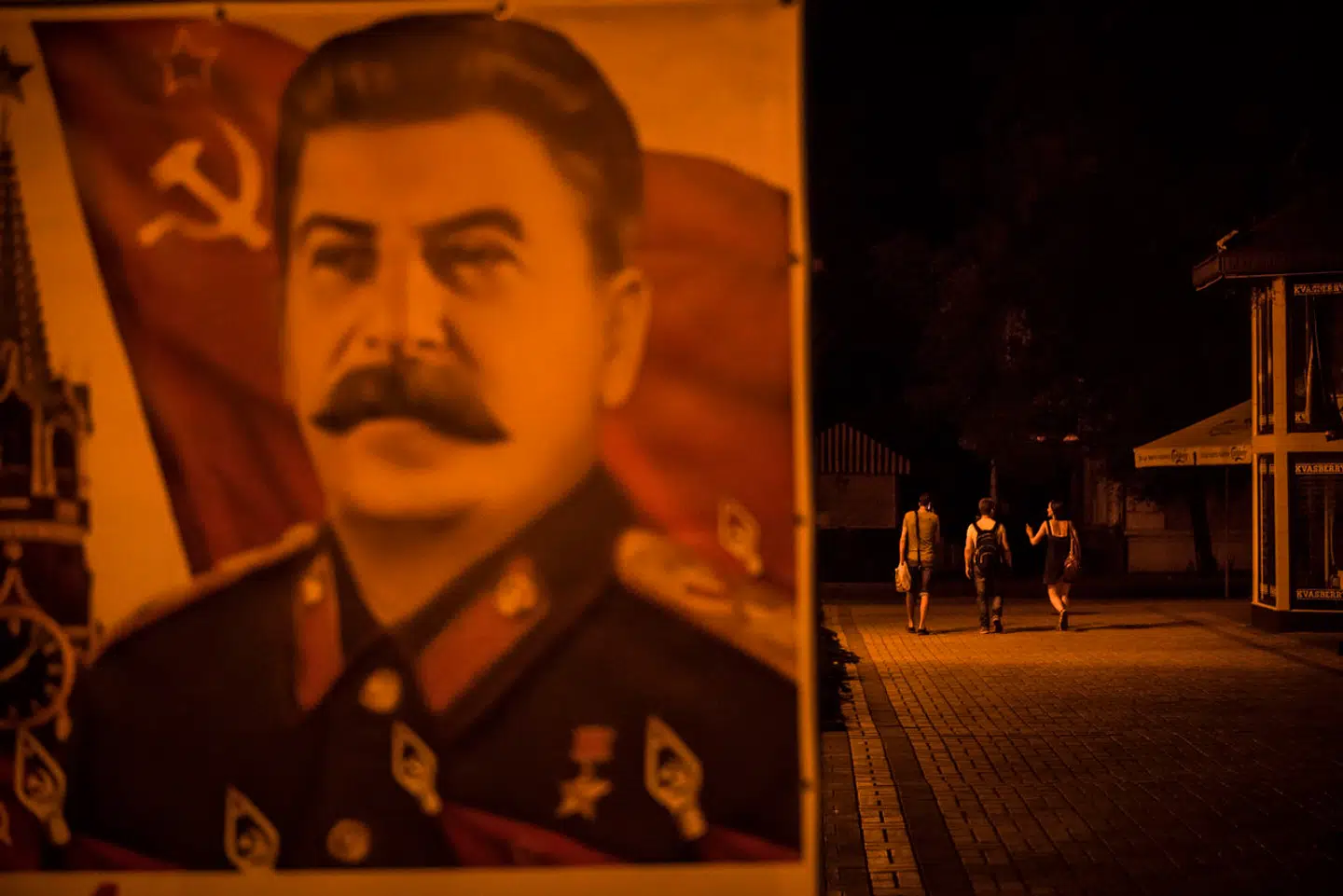 I den russiskbesatte by Donetsk i Ukraine hænger russiske flag og også store portrætter af det russiske idol, diktatoren Josef Stalin. En genudgivet bog fortæller om en af hans forbrydelser.