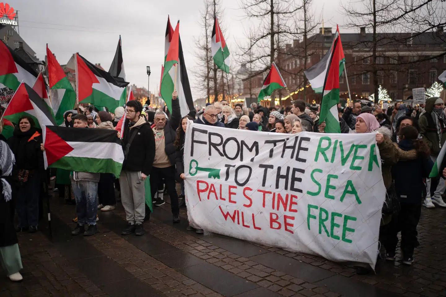 Til demonstrationer i København råber man »intifada til sejr« eller »from the river to the sea«. Men hvorfor støtter danskerne sådanne budskab i stedet for budskaber om fred og sameksistens? Arkivfoto: Emil Agerskov, Scanpix