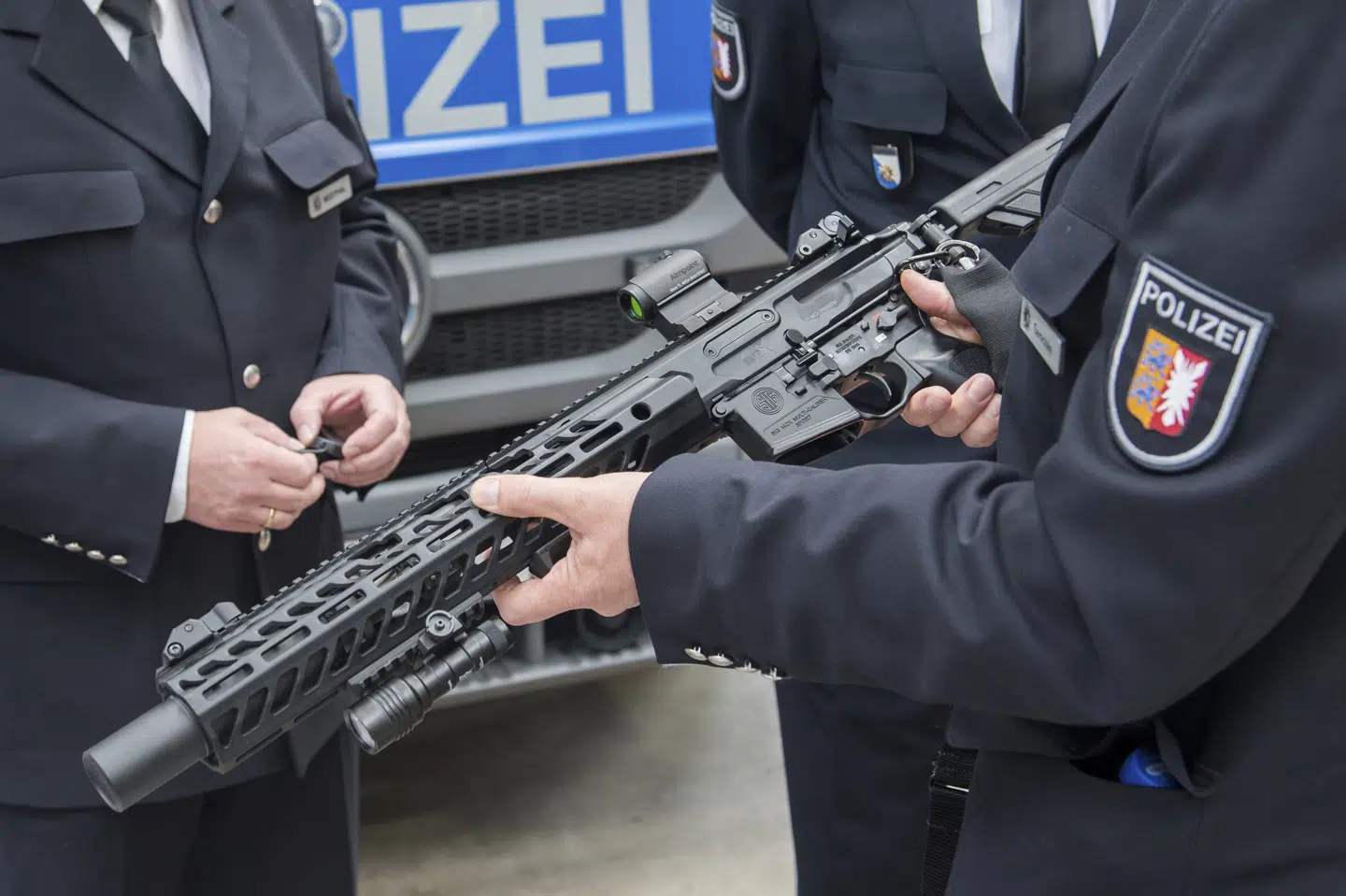 Det danske politi skal fremover udstyres med en Sig Sauer MCX. Her ses karabinen i hænderne på en tysk politibetjent. (Arkivfoto).