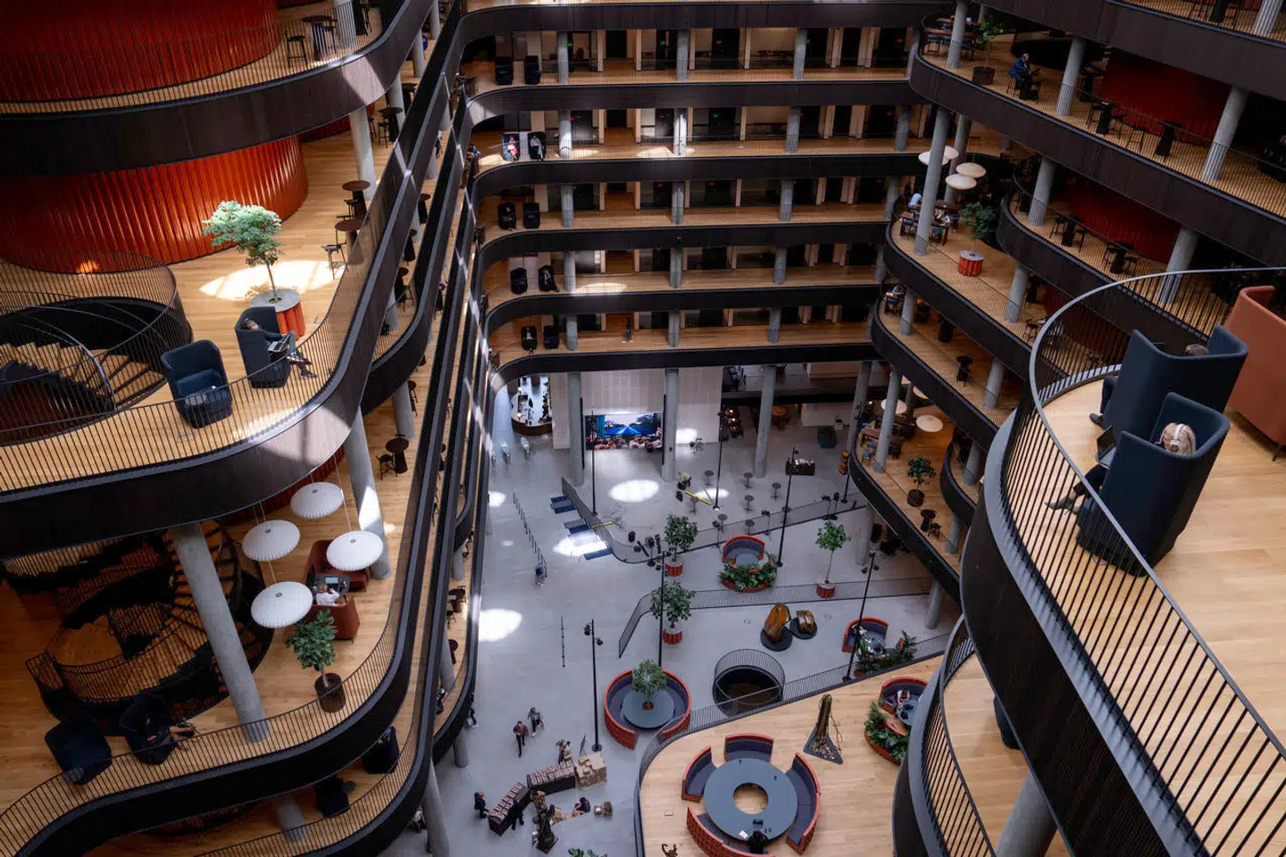 Arkitekten Michael Kvist fra Lundgaard & Tranberg sammenligner det store atrium med gården i en klassisk dansk boligkarré. Her fra øverste etage forstår man, hvad han mener.