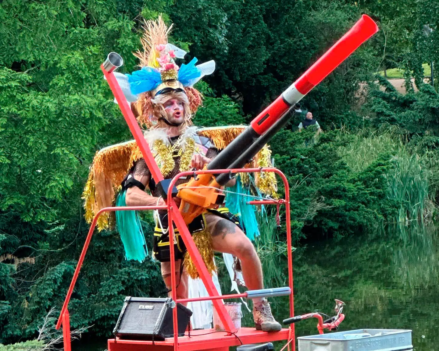 Sådan har du aldrig set den græske helt Achilleus før. Gustav Giese i »Trolius og Cressida«.