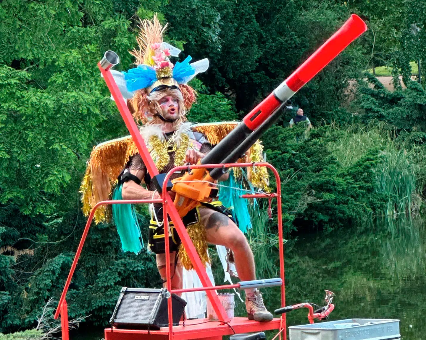 Sådan har du aldrig set den græske helt Achilleus før. Gustav Giese i »Trolius og Cressida«.