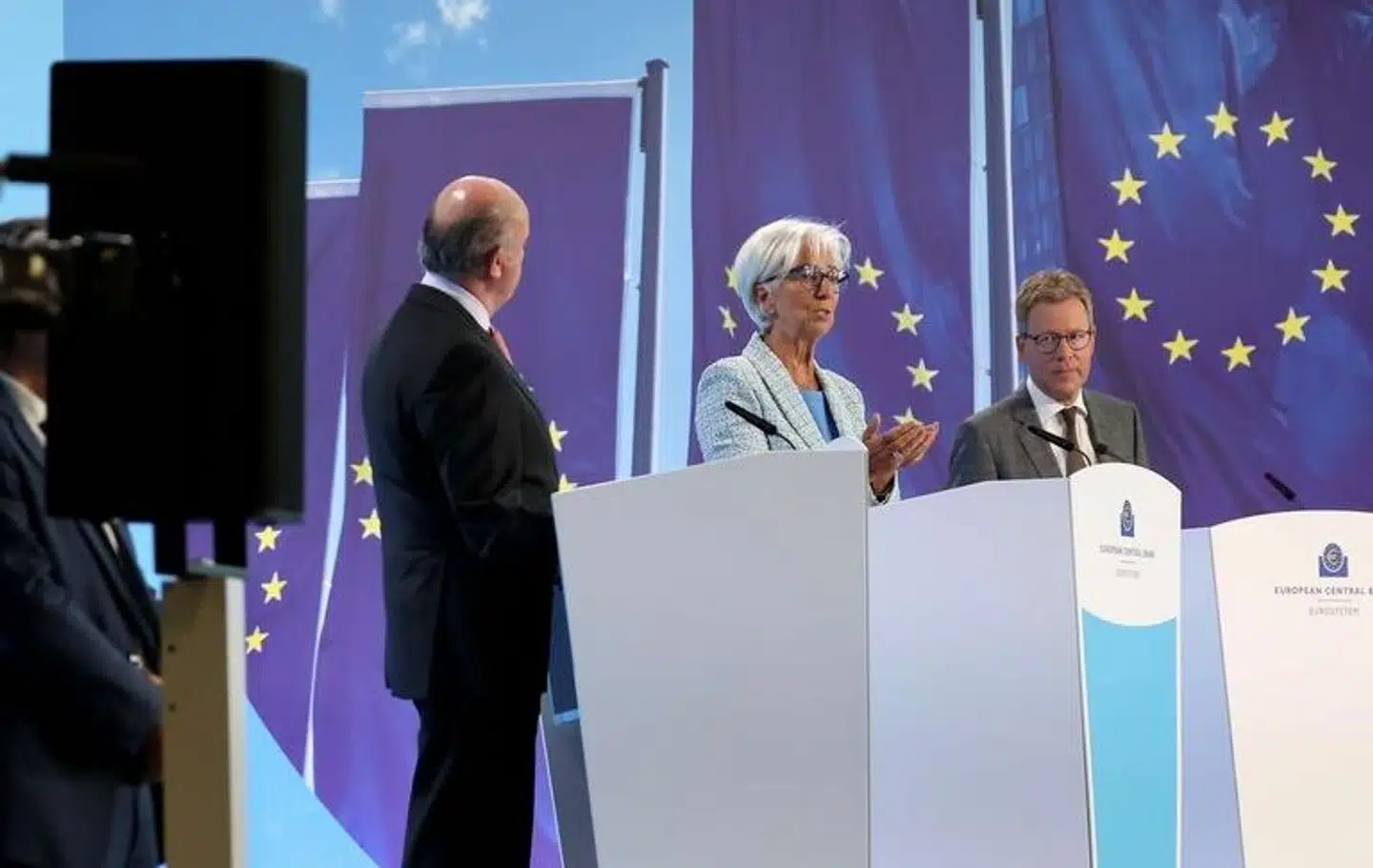 Centralbankchef Christine Lagarde udlægger bankens syn på renteniveauet på et pressemøde efter den første rentenedsættelse siden 2019. Renten blev sat 0,25 procentpoint ned, og Danmarks Nationalbank fulgte kort efter trop med en tilsvarende nedsættelse.