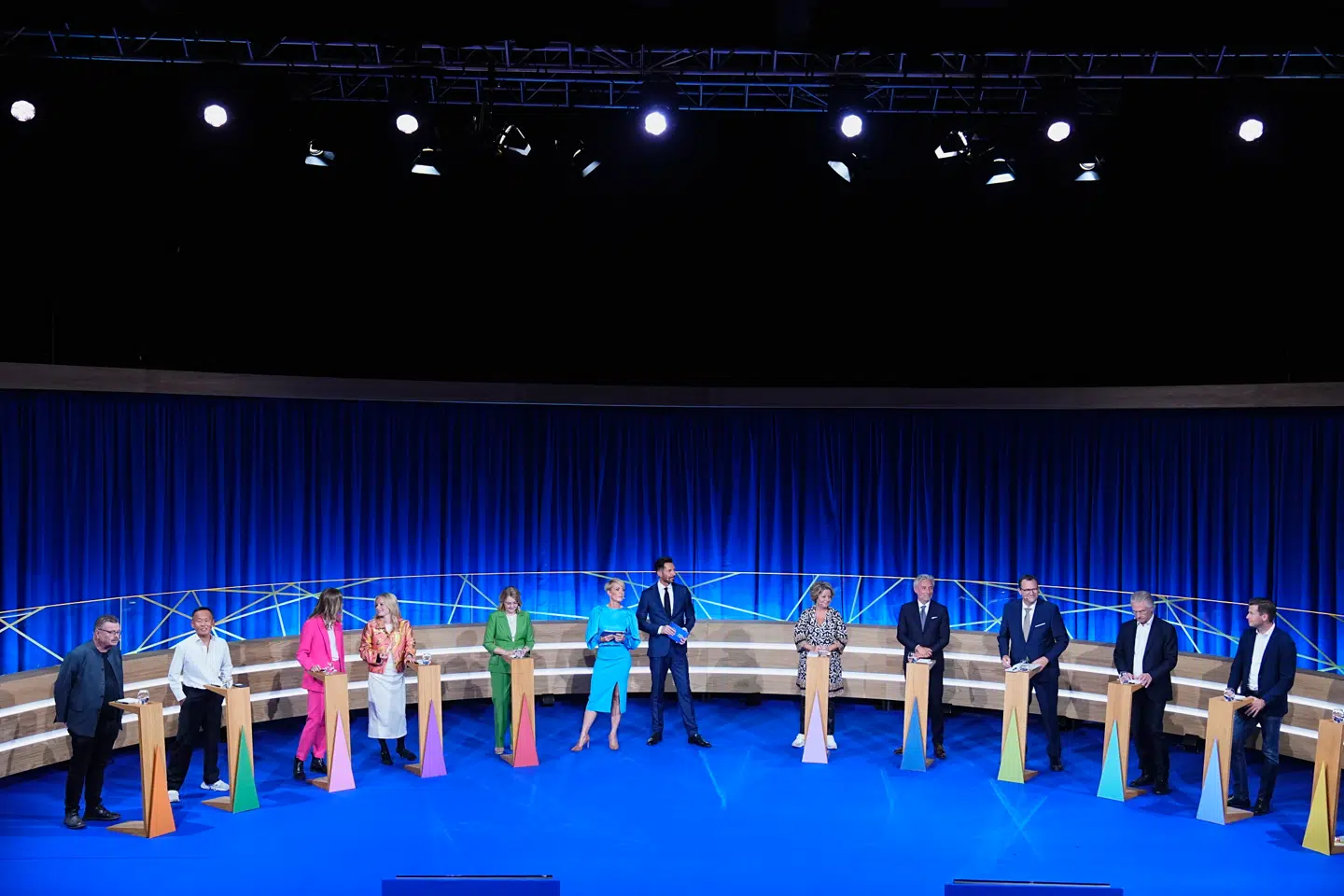 På direkte tv skal spidskandidaterne til europaparlamentsvalget debattere om blandt andet sikkerhed i Europa, klimapolitik og migration, skriver TV 2.