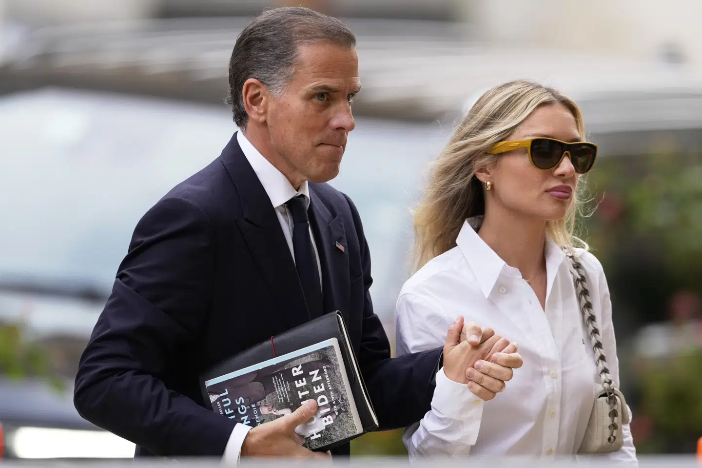 Hunter Biden ankommer til domstol i Wilmington torsdag med sin hustru.