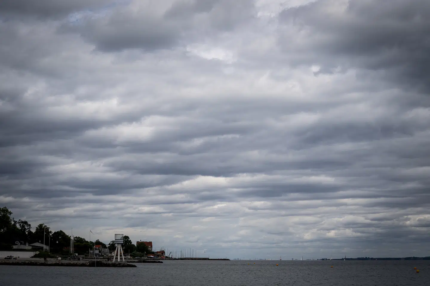 Weekenden byder på regnvejr og blæst – dog også lidt eller nogen sol. Her Bellevue Strand i Klampenborg fredag den 3. juli 2020.
