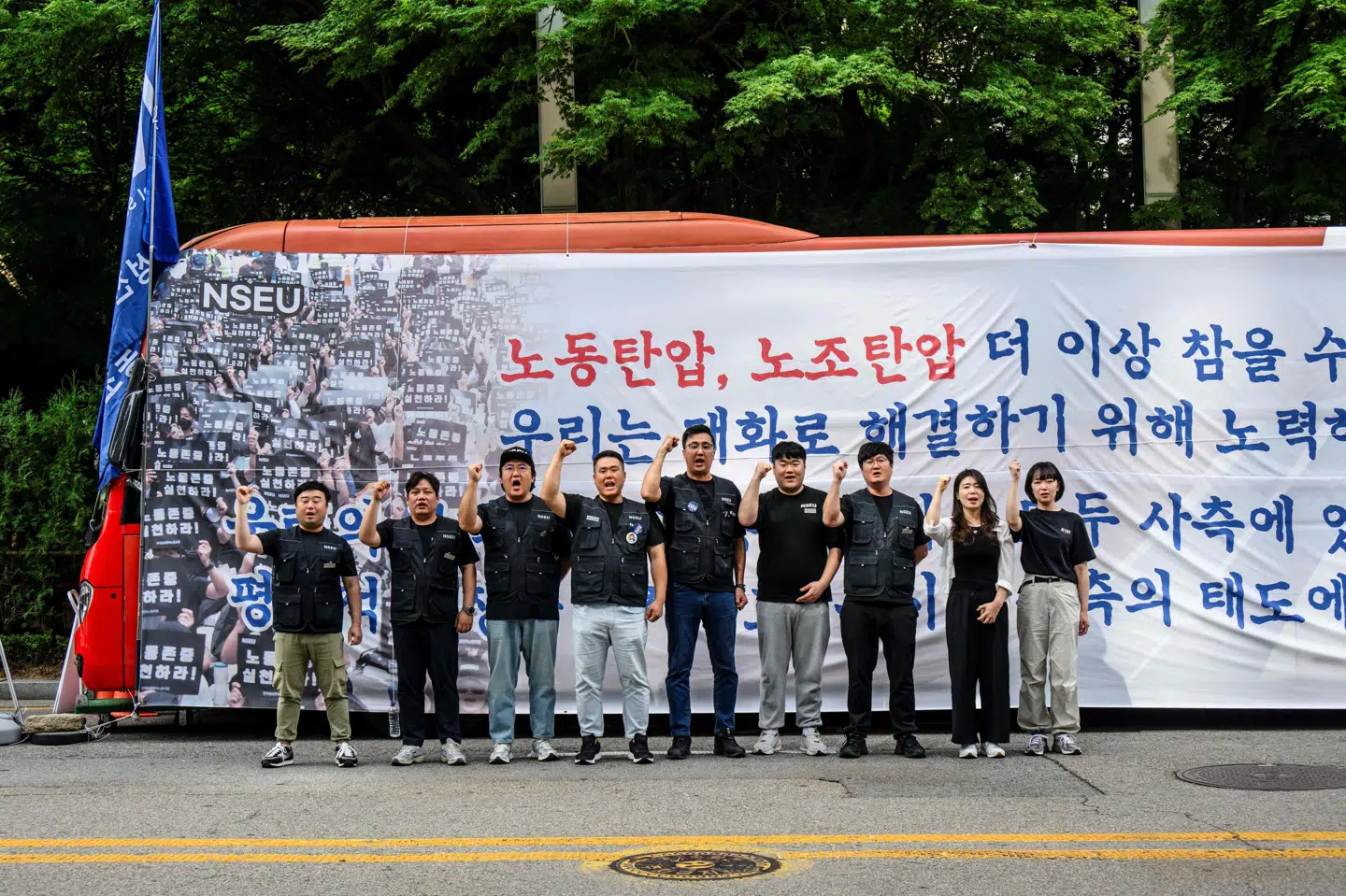 Omkring ti ansatte var mødt op ved Samsungs hovedkvarter i Sydkoreas hovedstad, Seoul, for at demonstrere, mens de var på strejke.