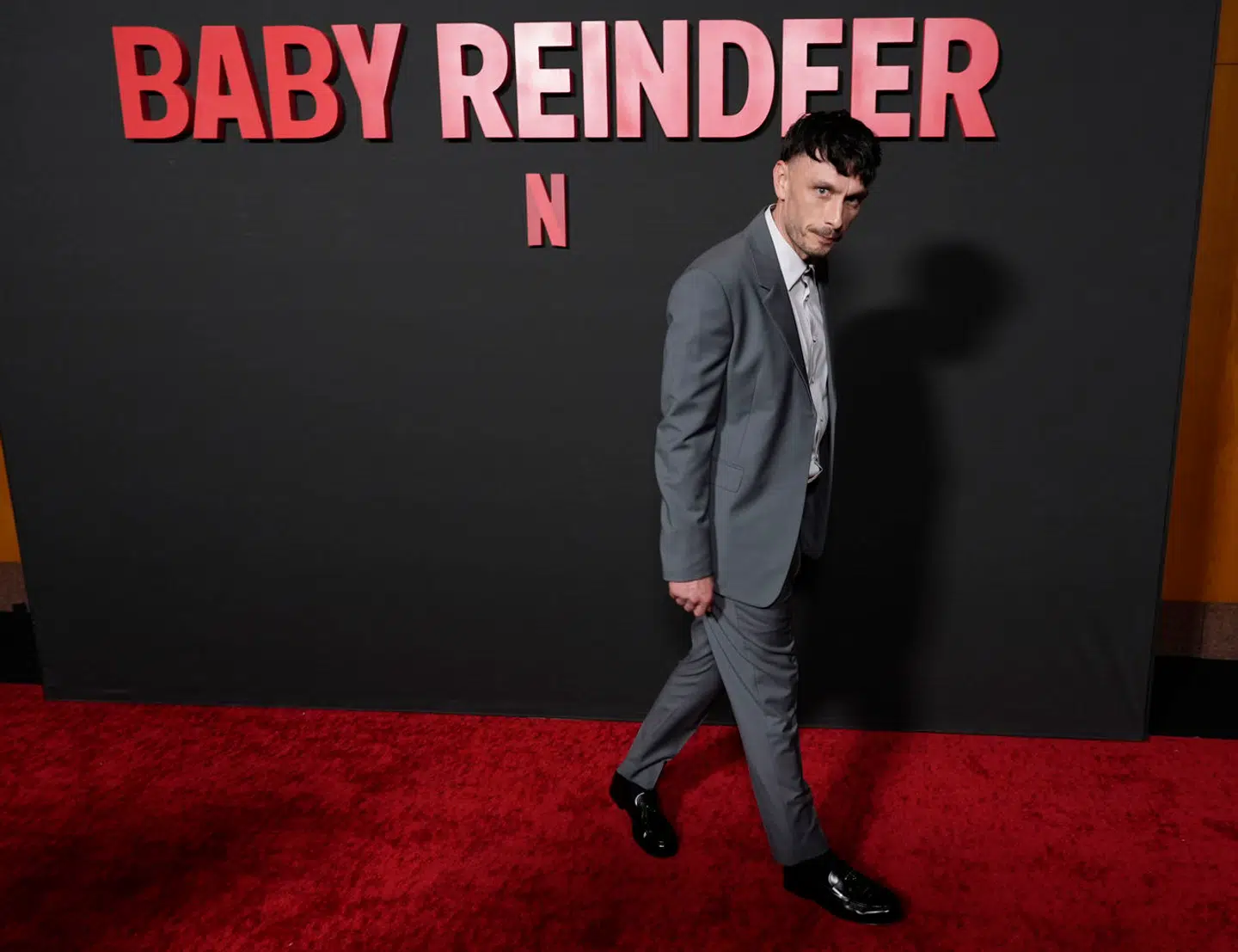 Richard Gadd, the creator and star of »Baby Reindeer, » poses at a photo call for the Netflix miniseries at the Directors Guild of America, Tuesday, May 7, 2024, in Los Angeles. (AP Photo/Chris Pizzello)