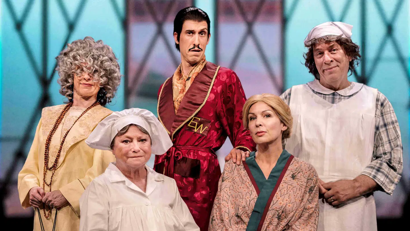 Glansnummeret er ifølge B.T.s anmelder en parodi på 'Badehotellet', der fik godt gang i salen.