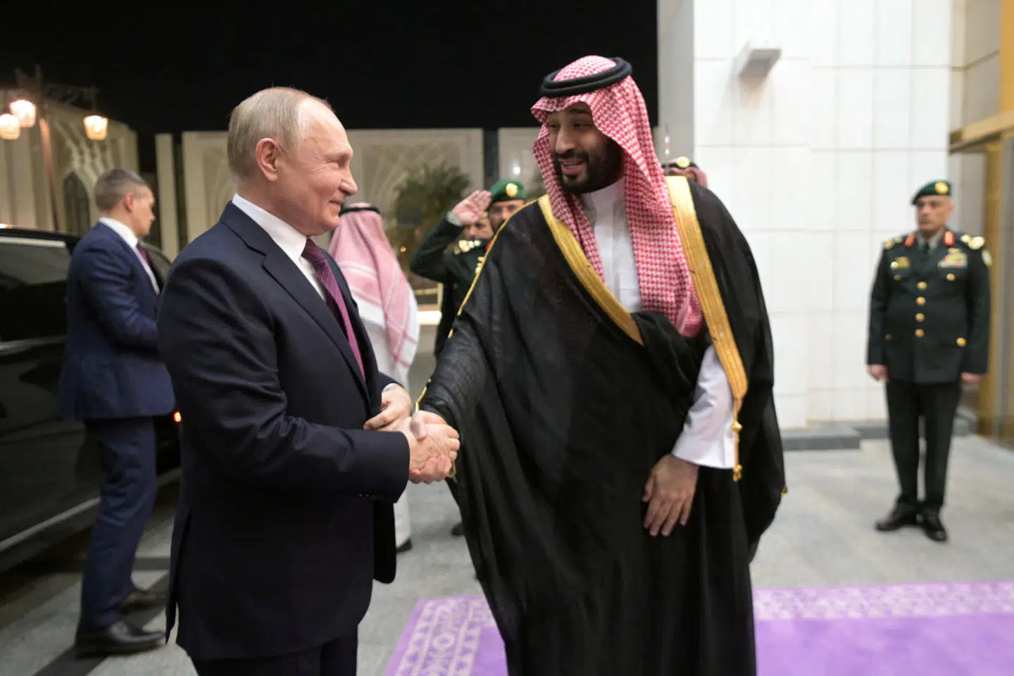 Den saudiske kronprins, Mohammed bin Salman, og Ruslands præsident, Vladimir Putin, har de senere år forsøgt at styre olieprisen.