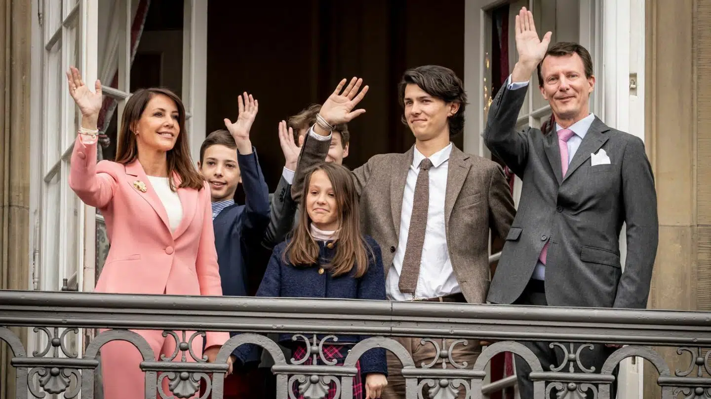 Prins Joachim og prinsesse Marie med deres børn på Amalienborg.