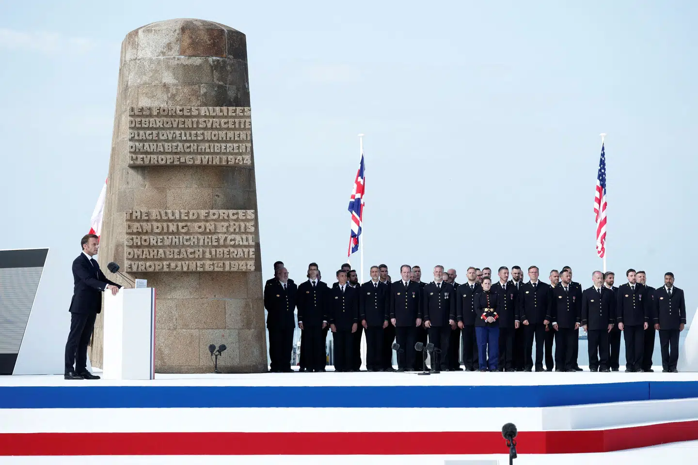 Emmanuel Macron taler til mindehøjtideligheden på Omaha Beach. Foto: Benoit Tessier, Scanpix