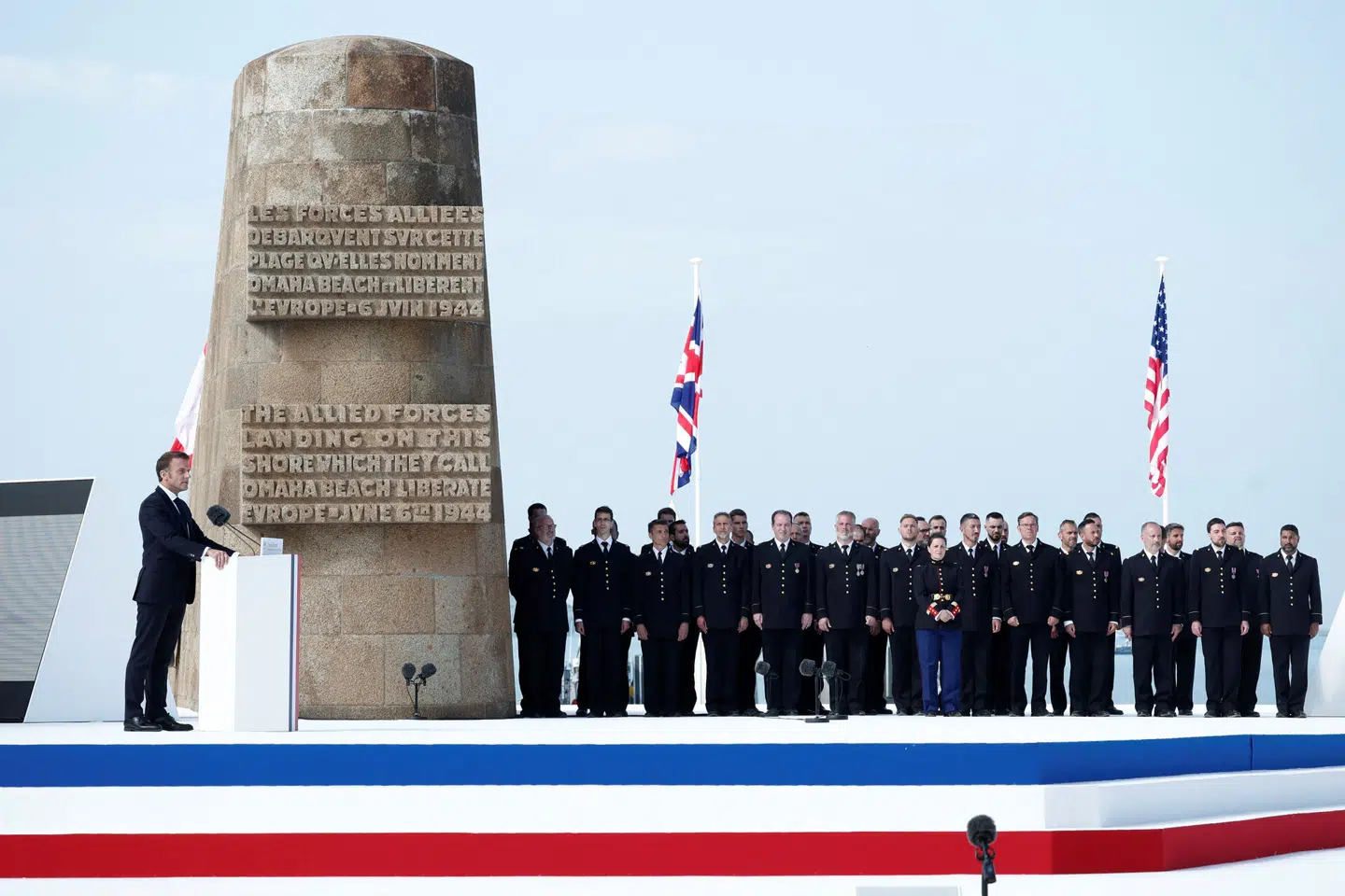 Emmanuel Macron taler til mindehøjtideligheden på Omaha Beach. Foto: Benoit Tessier, Scanpix