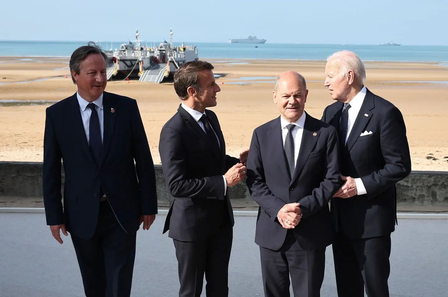 Den britiske udenrigsminister, David Cameron, måtte noget akavet træde til i premierministerens fravær, da der skulle tages officielt foto sammen med Frankrigs præsident, Emmanuel Macron, Tysklands kansler, Olaf Scholz, og USAs præsident, Joe Biden.