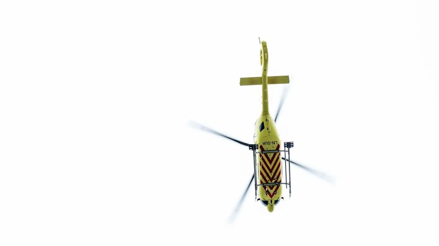 En kvinde er fredag middag blevet fløjet med helikopter til sygehuset i Skejby efter en færdselsulykke.