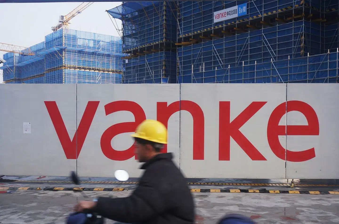 En ejendomskrise har rystet Kinas økonomi. Nu har en gigant solgt ejendom langt under salgspris.