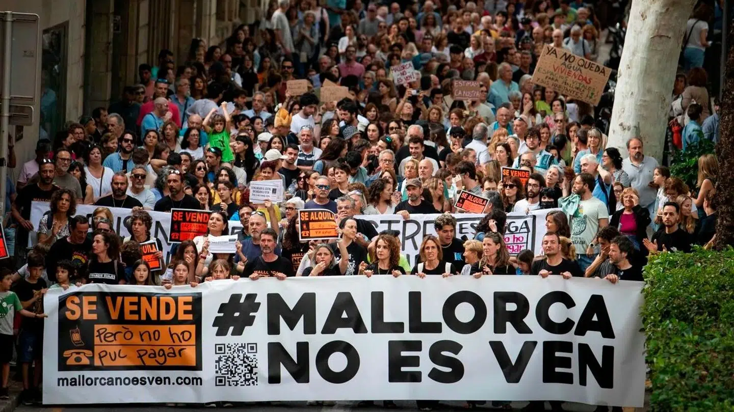 »Mallorca er ikke til salg,« står der på demonstranternes banner.