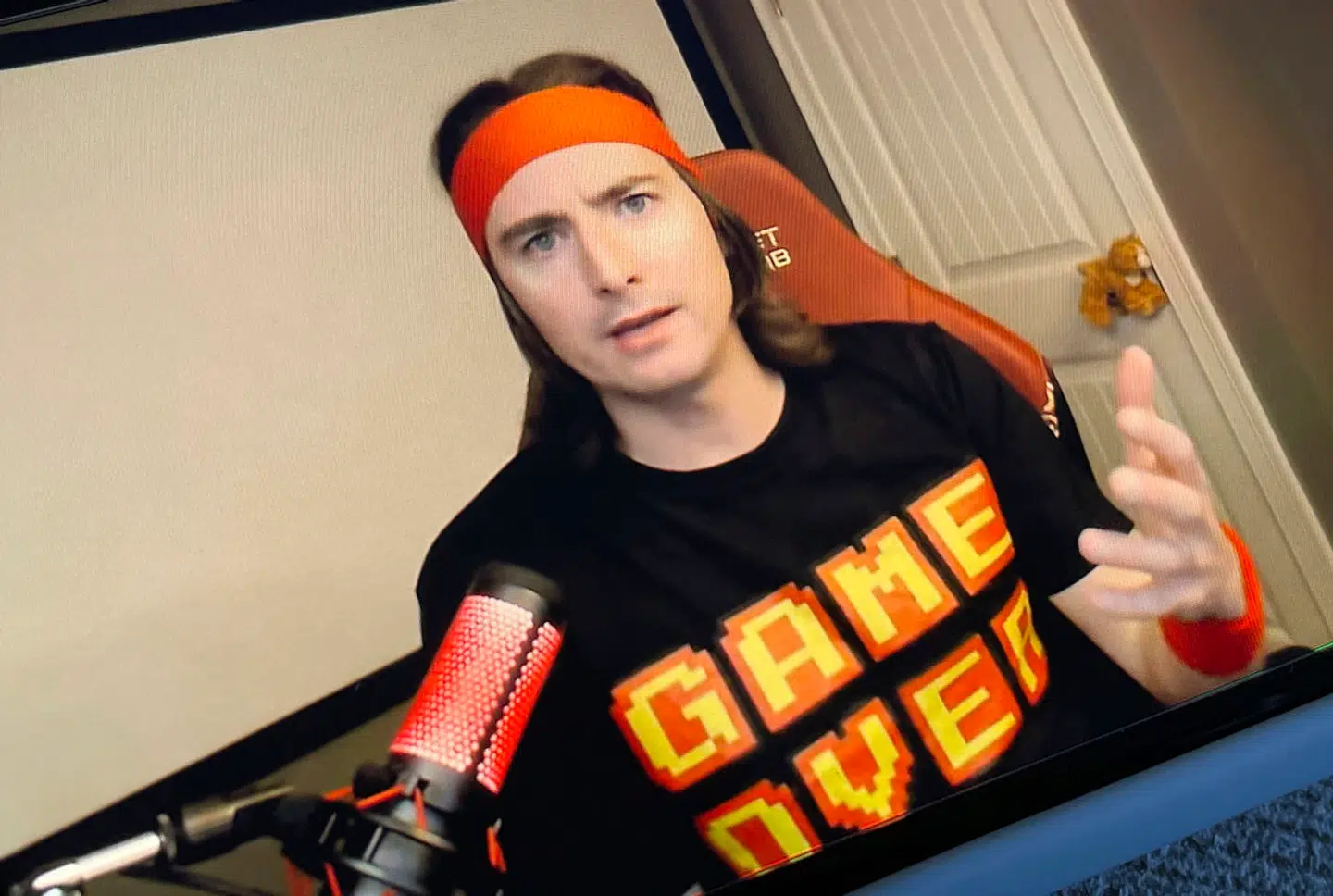 Keith Gill er vendt tilbage på sociale medier og fik i går GameStop-aktien til at gå amok. Her ses han til en høring i 2021.