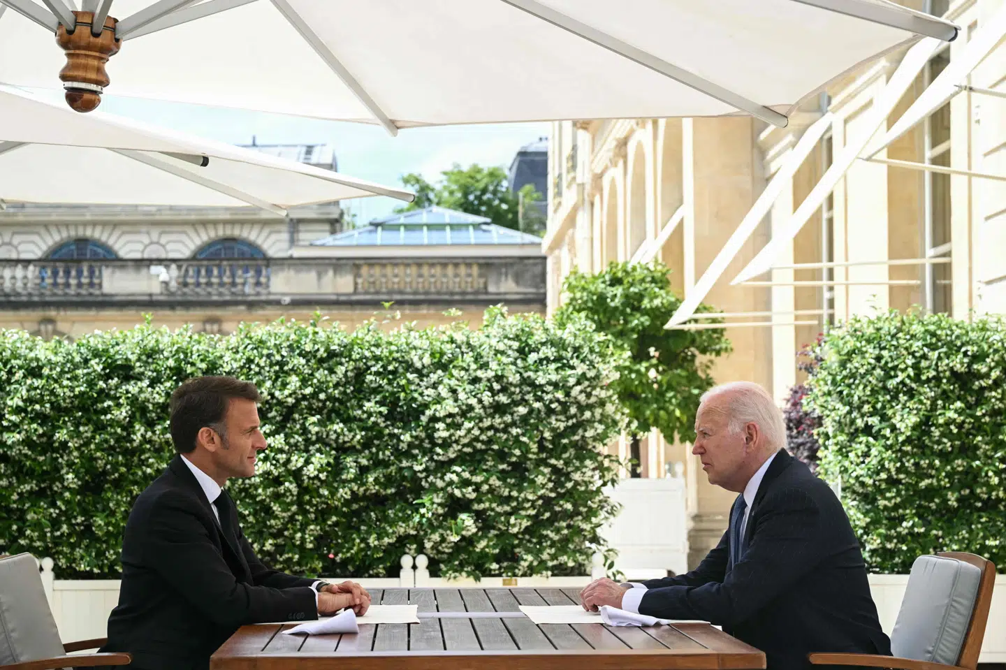 USA's præsident, Joe Biden, mødes med franske Emmanuel Macron i Elyséepalæet i Paris.