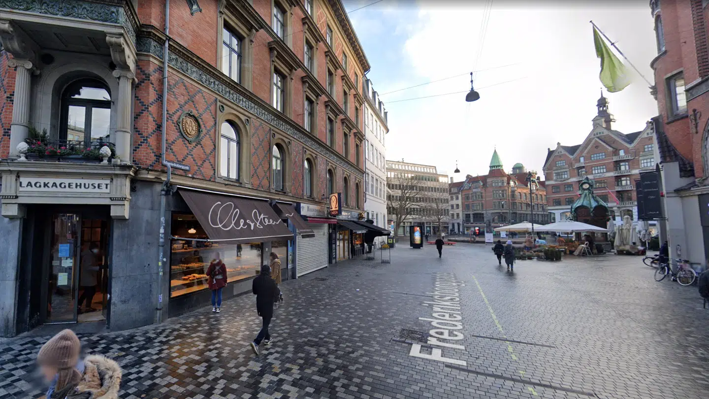 Det var på gågaden mellem Lagkagehuset og Kultorvet, at statsminister Mette Frederiksen fredag eftermiddag blev overfaldet med et knytnæveslag.