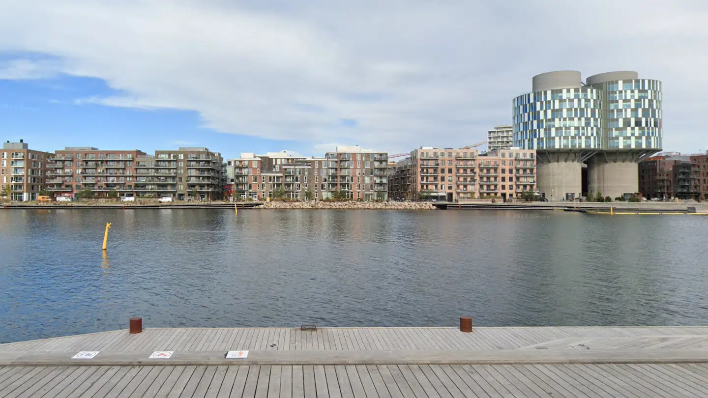 Ifølge dombogen var det Amara Smajic, der havde betalt for den mondæne lejlighed på Sandkaj med udsigt over Nordhavnen, hvor politiet fandt svogerens mange narkopenge.