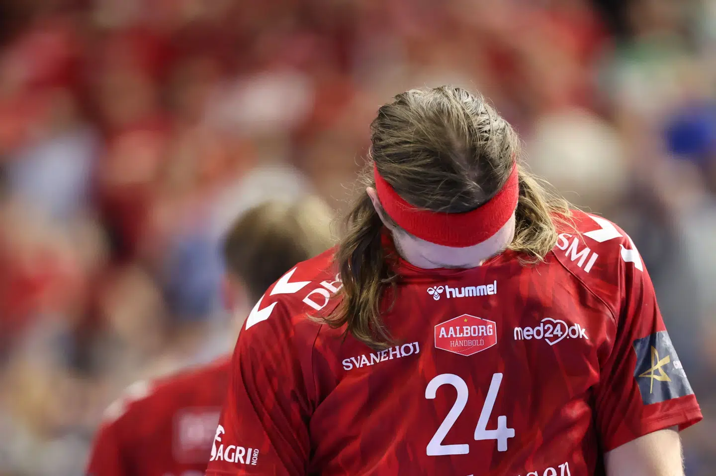 Mikkel Hansen gemte hovedet i trøjen, da Aalborg Håndbold efter en intens finale måtte se sig slået af Barcelona.
