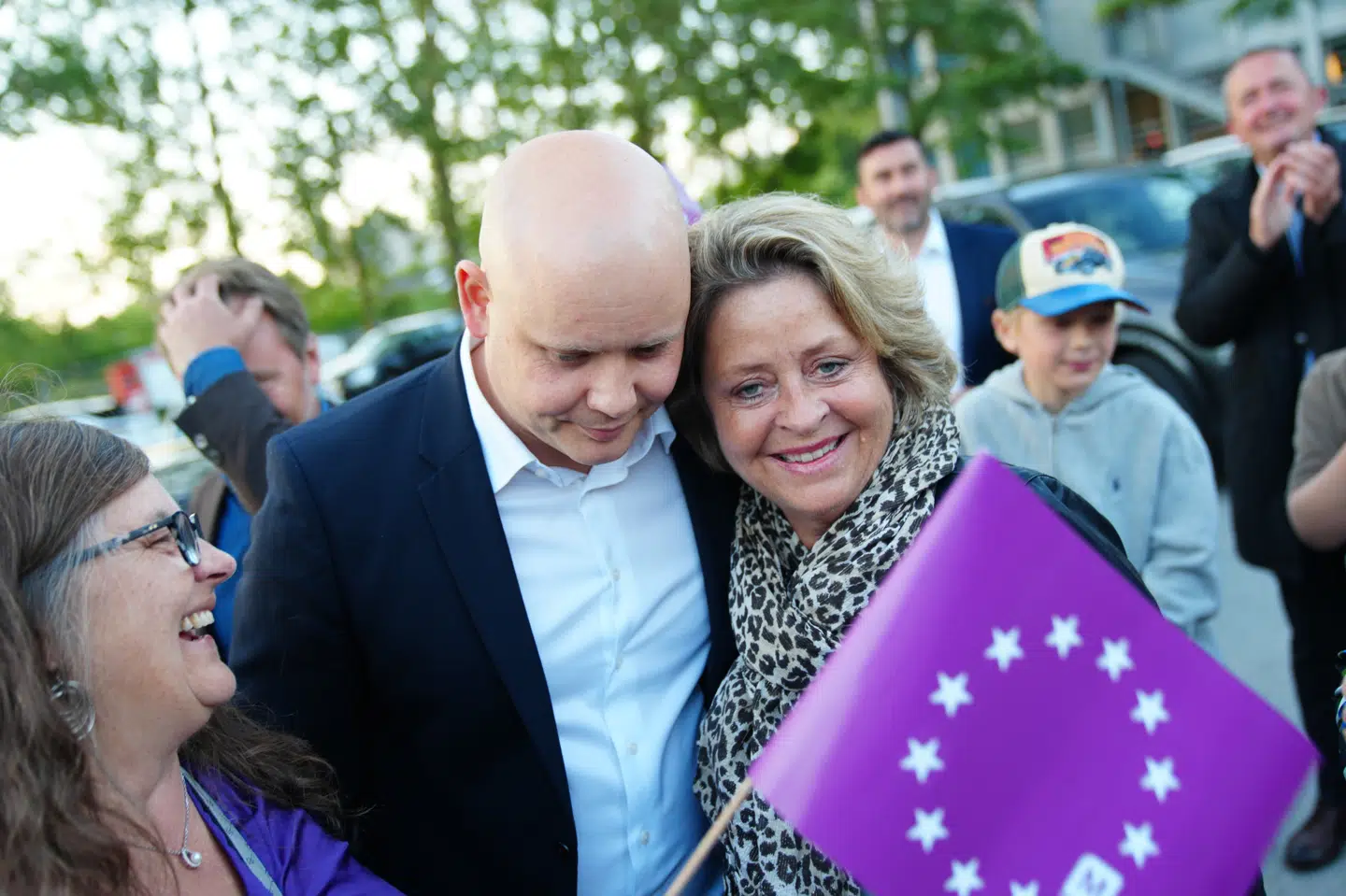Kulturminister Jakob Engel-Schmidt takker søndag aften vælgerne for at sætte kryds ved hans parti, Moderaterne. Partiet står til at få et enkelt mandat ifølge prognoser. Ministeren ses her søndag aften til valgfest med Moderaternes spidskandidat, Stine Bosse.