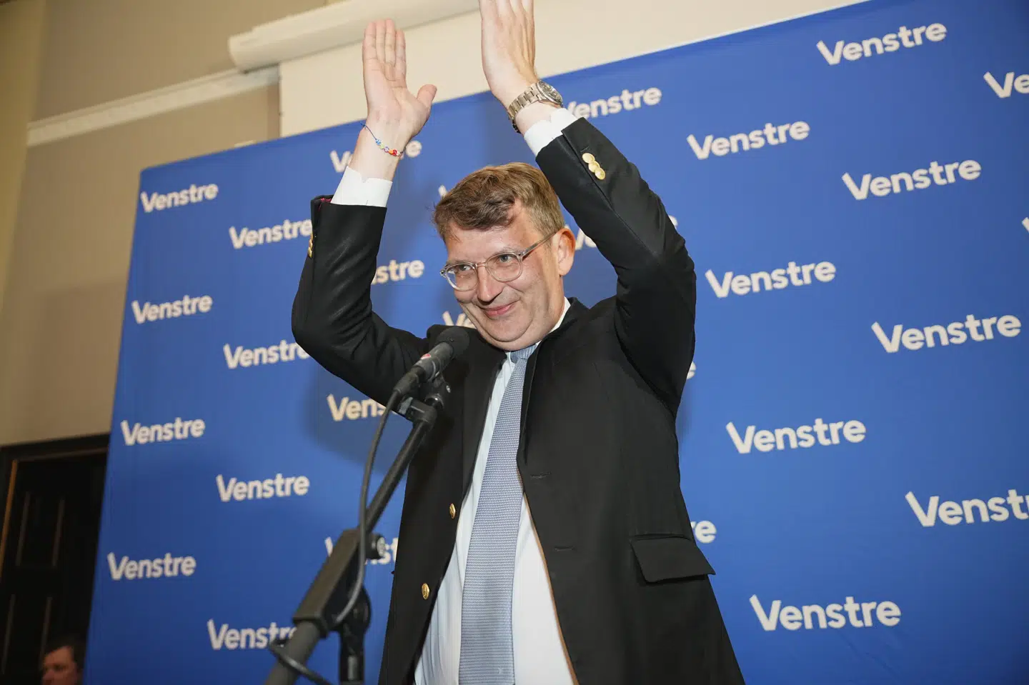 Der er glæde hos Venstre ved valgfest søndag aften, selv om prognoser viser, at partiet står til at miste to ud af fire mandater sammenlignet med EU-valget i 2019. Formand Troels Lund Poulsen kalder det fantastisk, at "Venstres hold og ikke mindst Morten Løkkegaard har fået en kæmpe opbakning fra vælgerne".