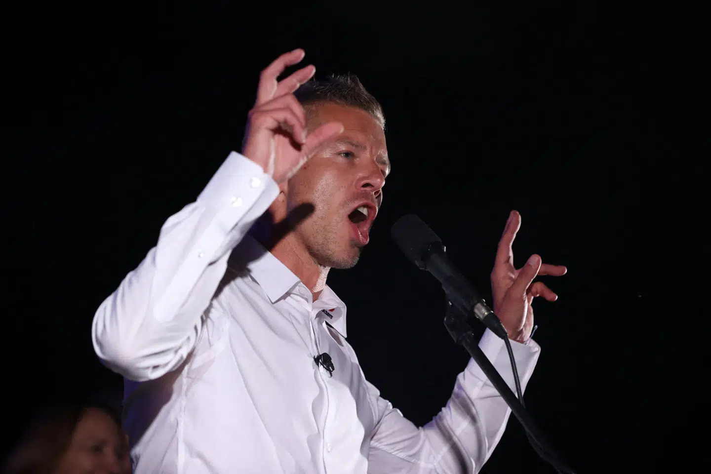Péter Magyar, en tidligere Orbán-allieret diplomat, under sin tale i Budapest søndag aften, efter at valgresultatet var blevet offentliggjort.