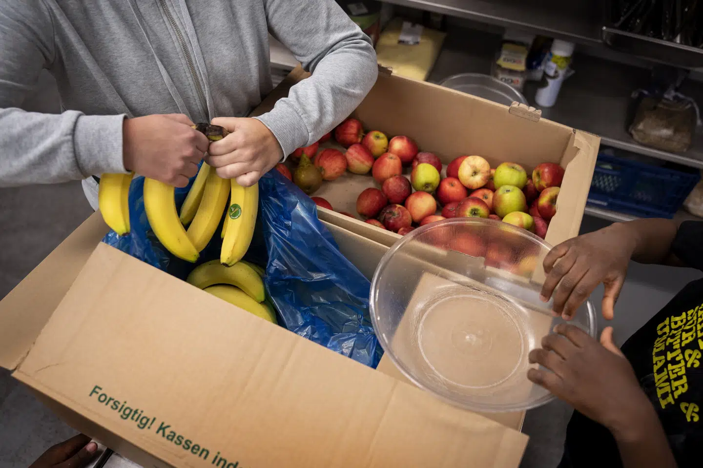 På nogle skoler er der frugtordninger, på andre skoler sælges der sandwich i spisefrikvarteret. Men gratis mad er kun et tilbud til elever på Læsø. (Arkivfoto).