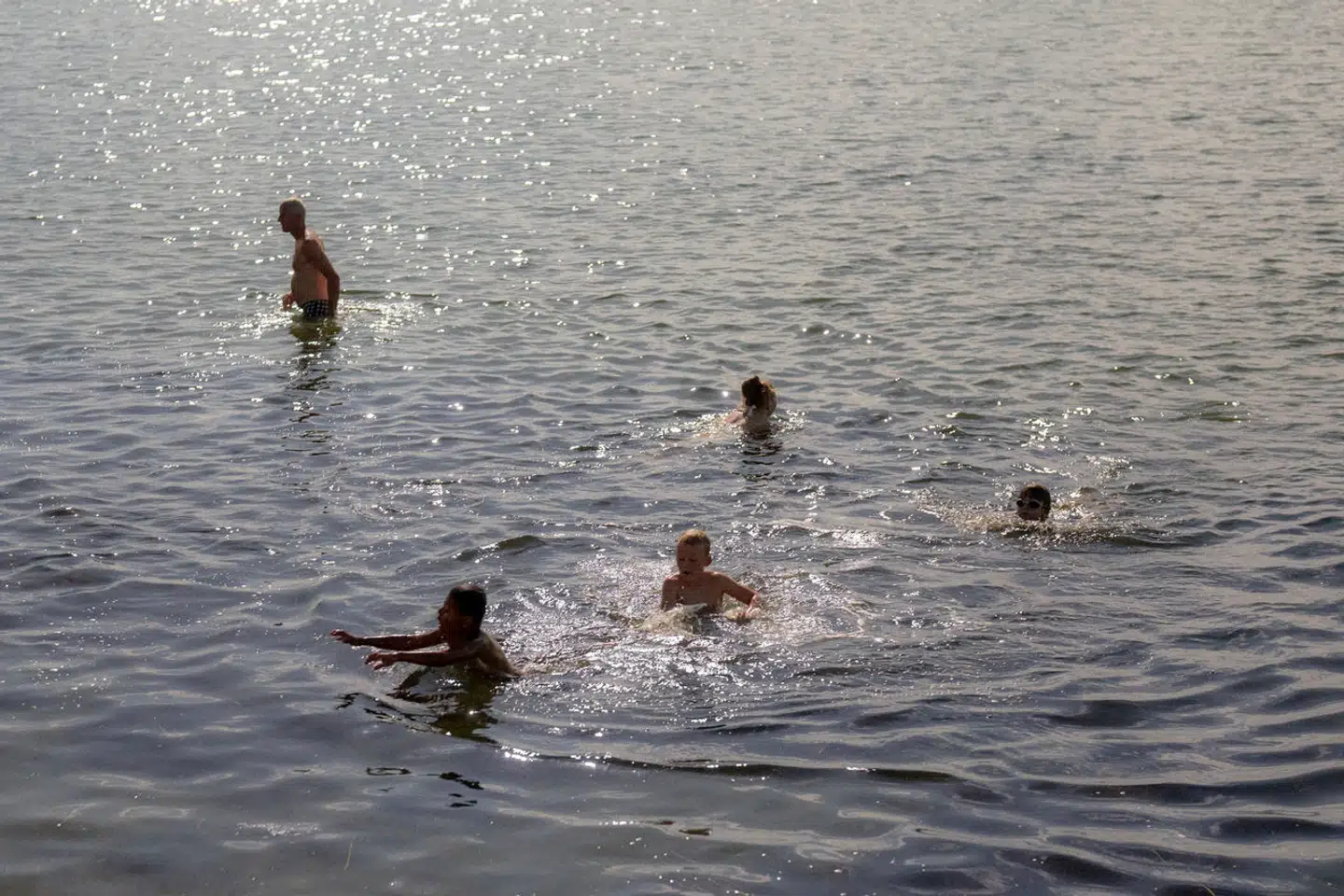 Danskere bader ved Rudkøbing Badeanstalt i sommervarmen 2023.