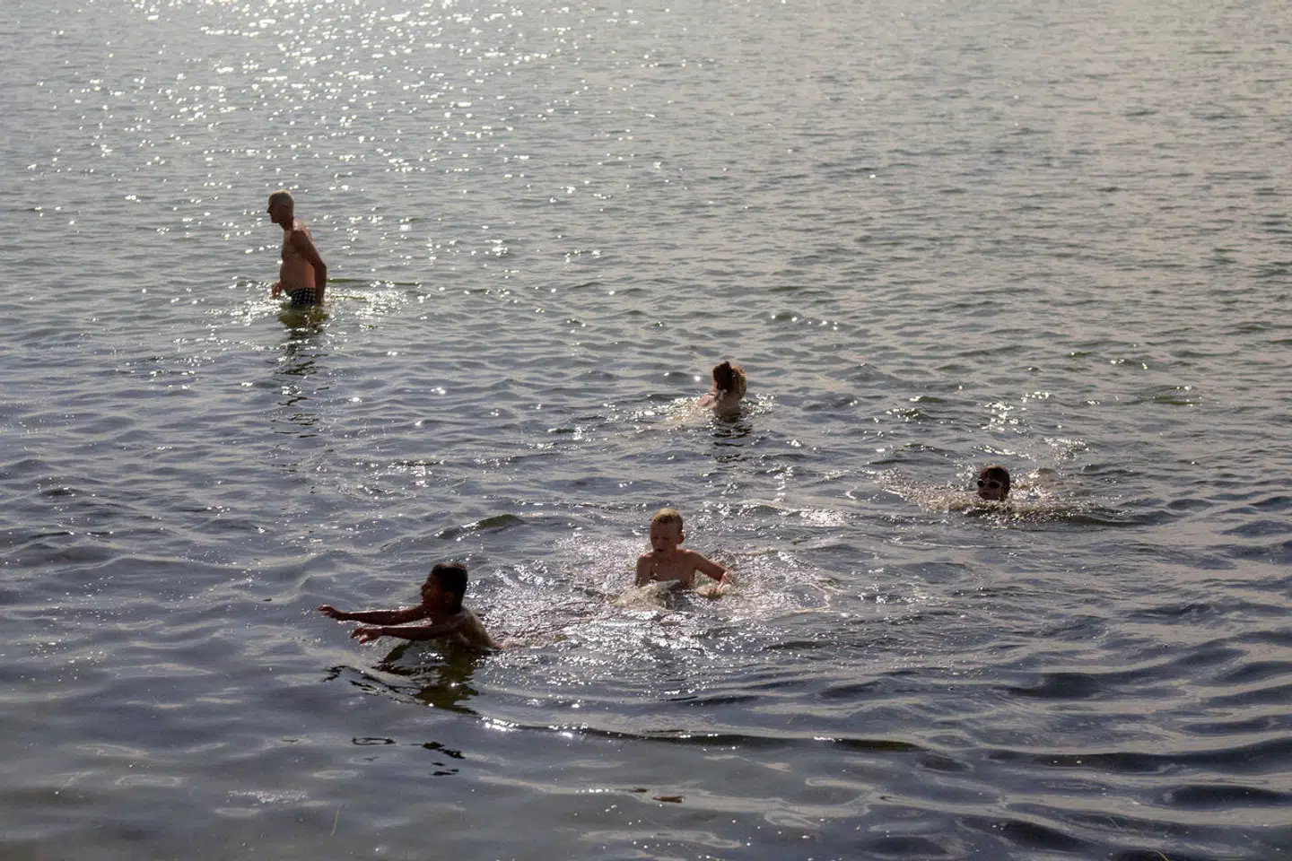 Danskere bader ved Rudkøbing Badeanstalt i sommervarmen 2023.