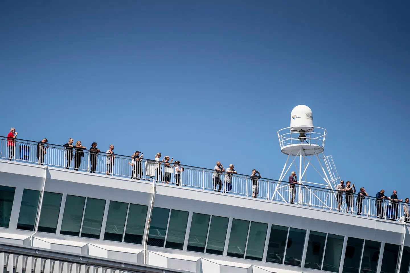 Folk på Pearl Seaways ser Crown Seaways sejle afsted i forbindelse med at DFDS's færgerute mellem København og Norges hovedstad, Oslo, genoptages efter pausen på grund af corona-krisen, fra Københavns Nordhavn torsdag den 25. juni 2020.