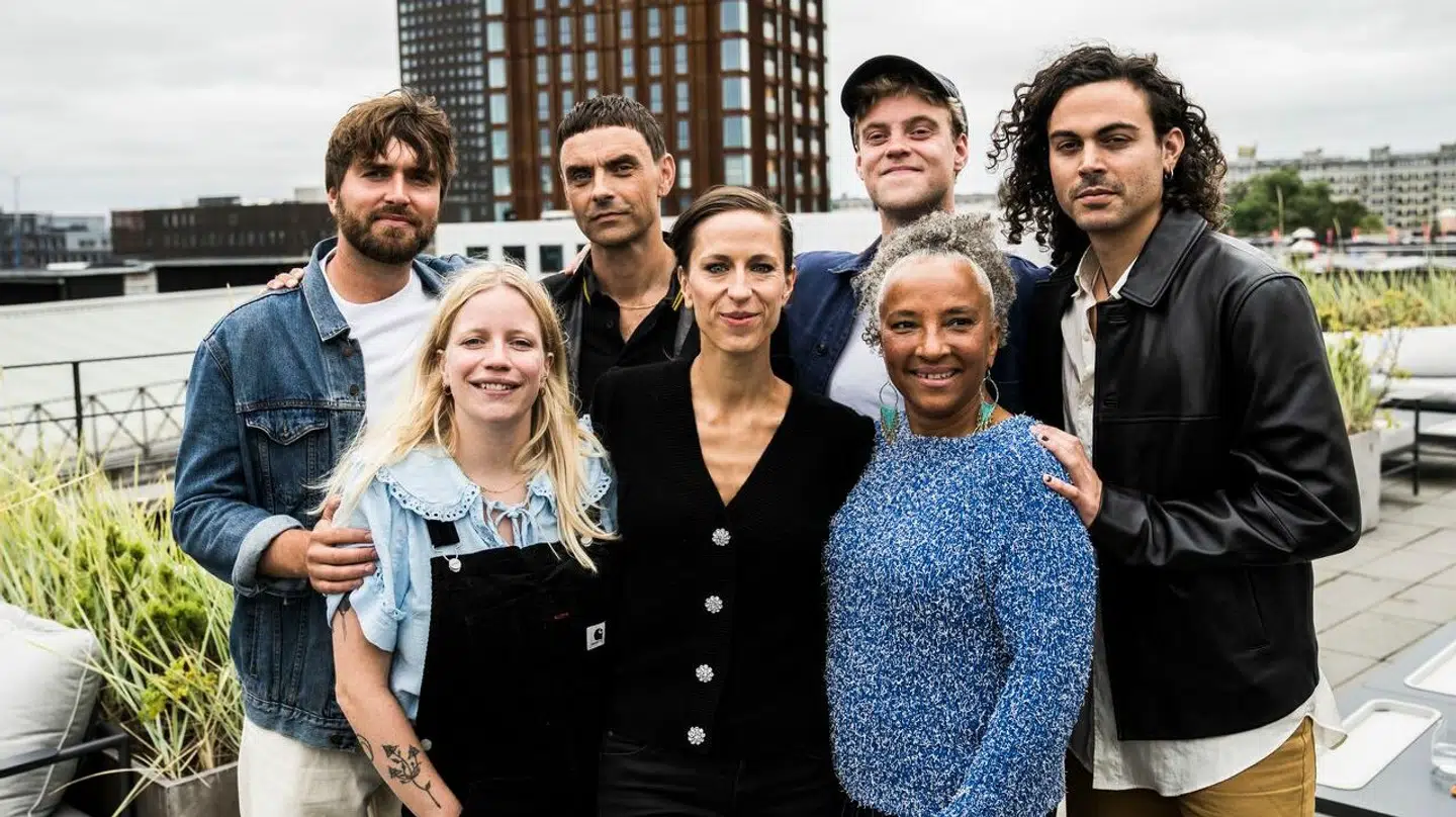 Alex Vargas, Malte Ebert, Hjalmer, Katinka Bjerregaard, Maria Bramsen, Mathilde Falch og Simon Kvamm deltog sammen i programmet, der endte med også at involvere et større møde om upassende kommentarer fra et medlem af bandet.