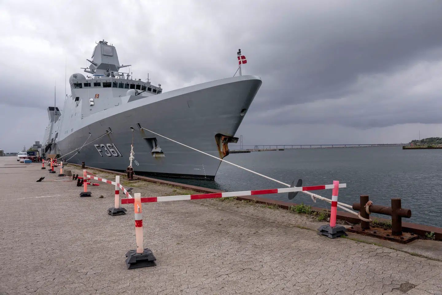 Minestrimlen på kajen markerer, at der ikke længere må køre tunge køretøjer her af frygt for, at de styrter i havnen. Det giver problemer, når skibene skal lastes.