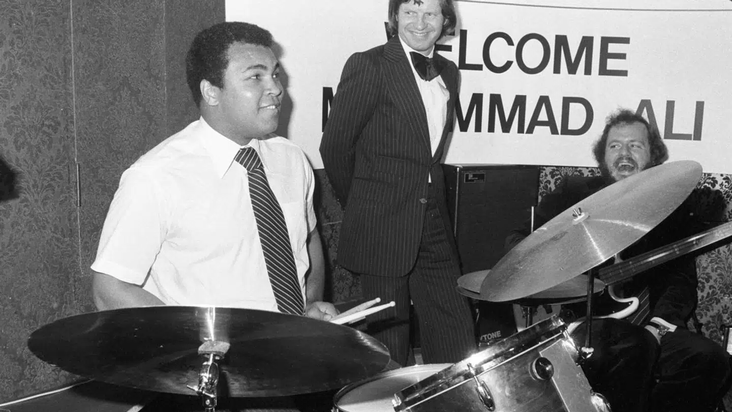 Her ses Alex Riel (i midten) sammen med den amerikanske bokser Muhammad Ali i København i 1979 sammen med musikeren Niels-Henning Ørsted Pedersen (th.).