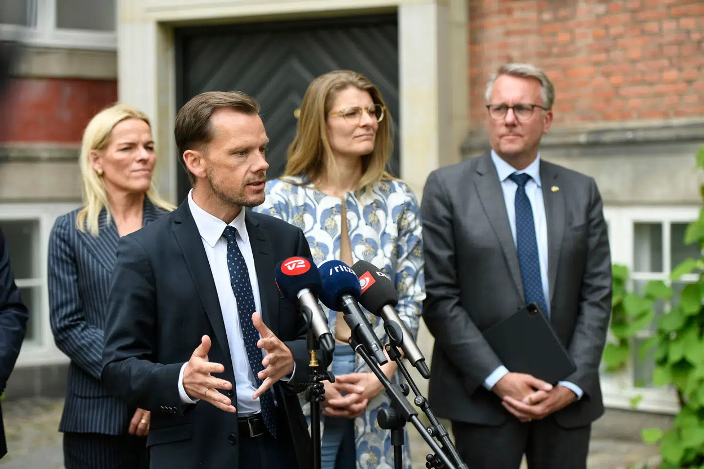 Regeringes doorstep efter mødet med Folketingets partier om dokumentaren 'Den sorte svane' i Justitsministeriet i København mandag den 10. juni 2024. Det skal drøftes hvordan indsatsen kan styrkes yderligere over for den kriminalitet, der vises i dokumentaren.