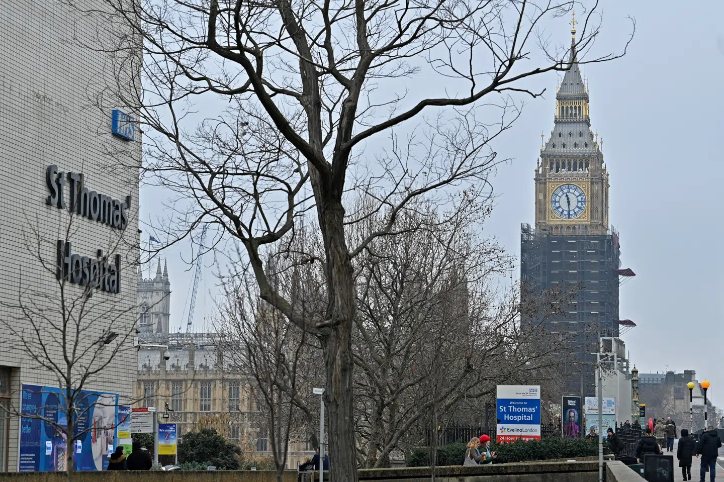 St Thomas' hospital er en af flere større hospitaler i London, der i sidste uge blev ramt af et formodet russisk cyberangreb. Flere operationer er blevet flyttet eller aflyst, og nu beder myndighederne briter med en særlig blodtype donere blod. (Arkivfoto).