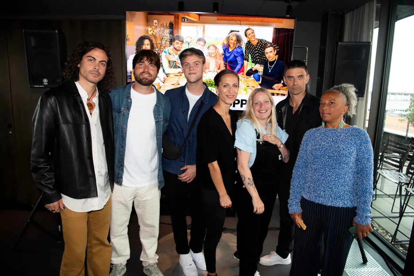 Alex Vargas, Malte Ebert, Hjalmer, Mathilde Falch, Katinka Bjerregaard, Simon Kvamm og Maria Bramsen deltog sammen i »Toppen af Poppen« i 2021, der endte med at involvere et større møde om upassende kommentarer fra et medlem af bandet.