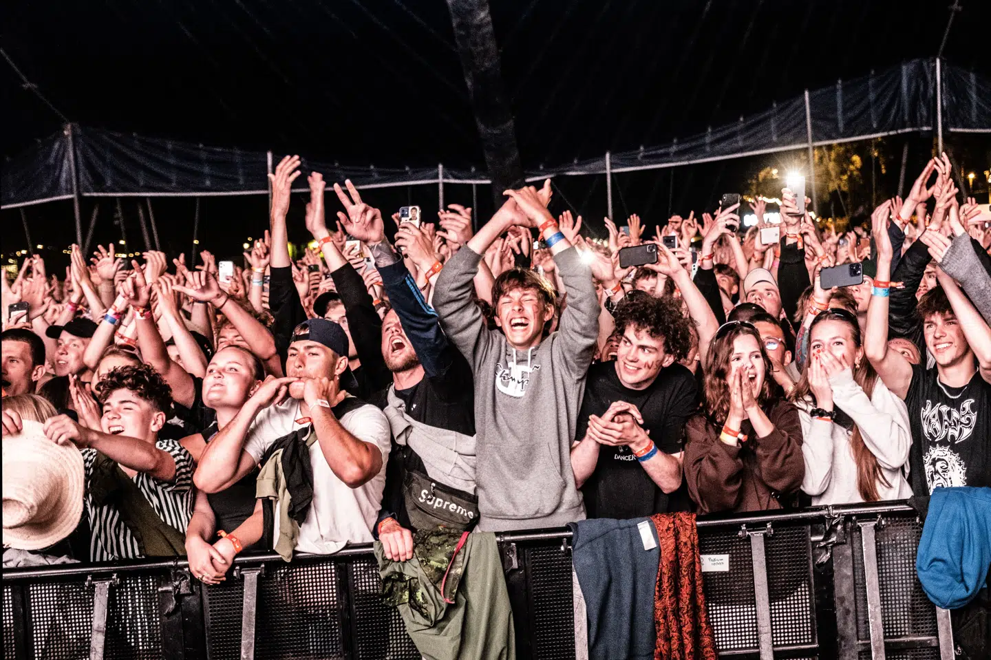 Roskilde Festival 2024 melder mandag alt udsolgt. Her ses publikum foran Arena, da Ukendt Kunstner lukkede scenen sidste år. (Arkivfoto).