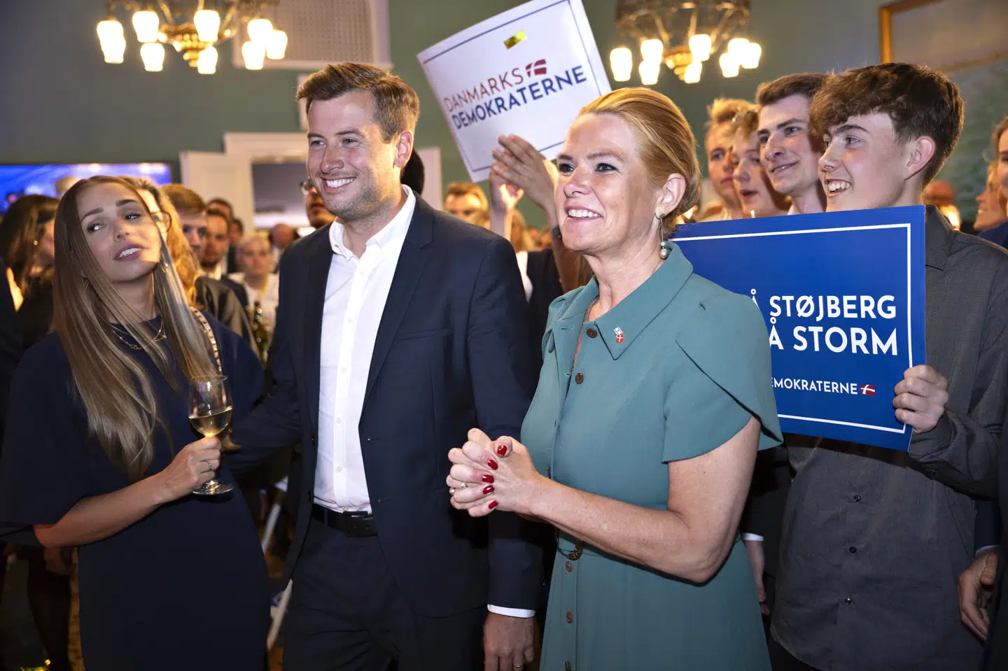 Kristoffer Storm er spidskandidat for Danmarksdemokraterne ved dette års Europa-Parlamentsvalg. Her ses han fejre partiets ene mandat med formand Inger Støjberg søndag aften. (Arkivfoto).