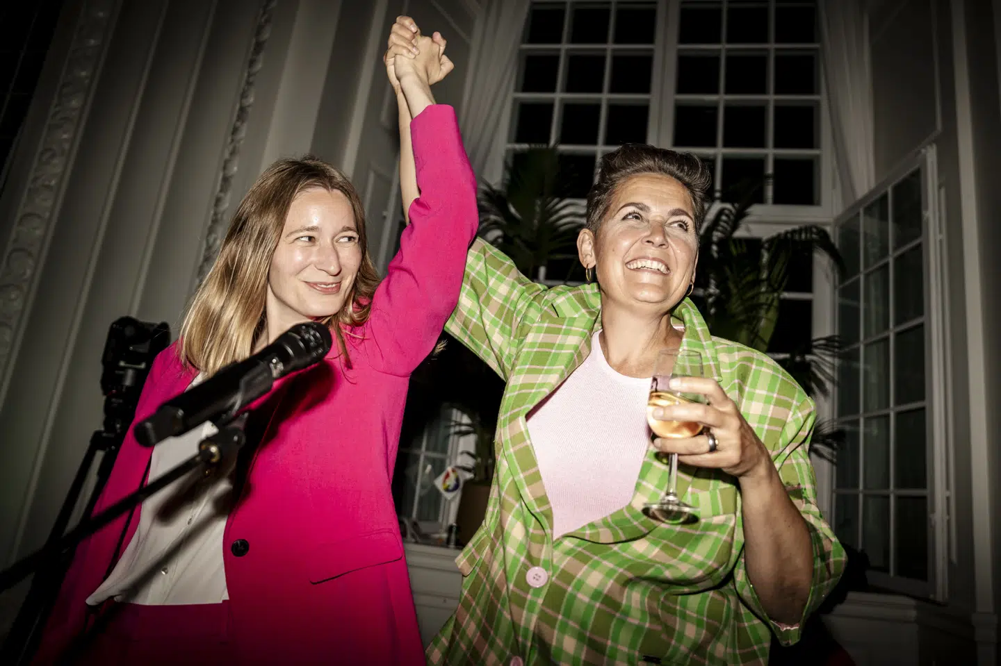 Jublen var stor til SF's valgfest efter valget til EU-Parlamentsvalget. Her ses Kira Marie Peter-Hansen på valgaftenen med partiformand Pia Olsen Dyhr.