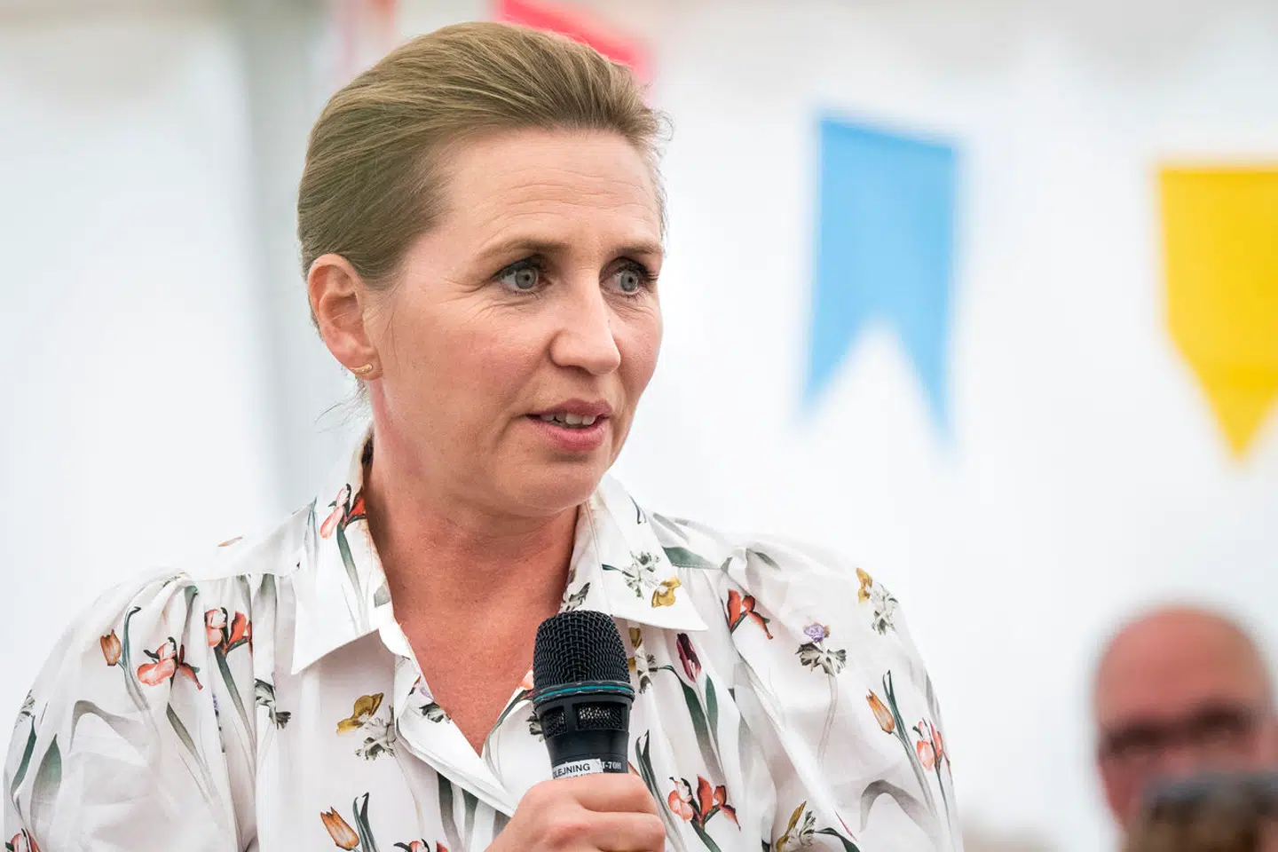 »Det er foruroligende, at et menneske med så stor magt som statsministeren så klart tilkendegiver sit politiske standpunkt og personlige ønske, inden der har været debat om dette,« skriver to hospitalspræster i denne kronik. Her Mette Frederiksen (S) under Folkemødet i Allinge 15. juni 2023.