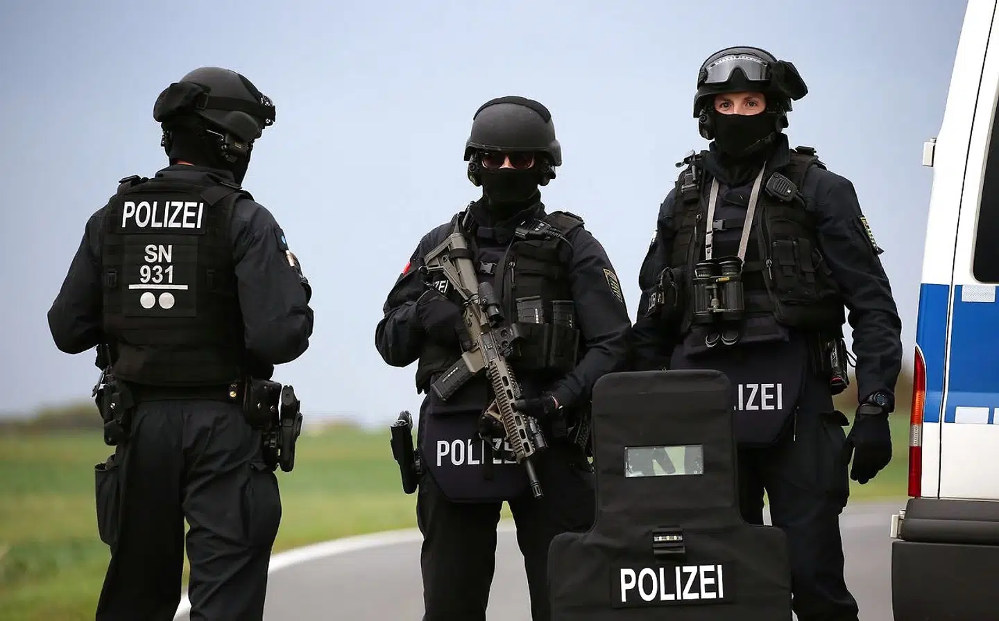 Kampklædte politifolk står vagt på vejen mellem Wiedersdorf og Landsberg ikke langt fra Halle, hvor flere personer i dag mistede livet.